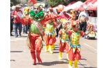 Rey mono del Carnaval de Barranquilla desfilando con niños